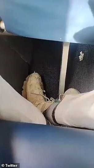 摄像机显示自己坐在飞机的座位上