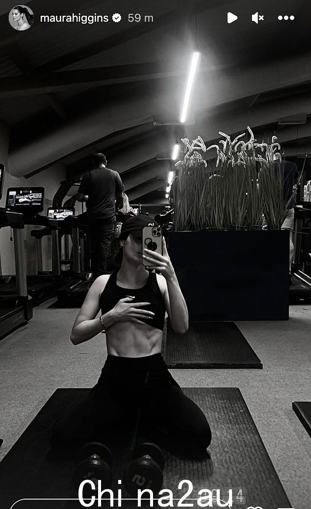 令人印象深刻:Maura Higgins 周日早上在她的 Instagram 上分享了一张锻炼后的照片,展示了她令人羡慕的腹肌