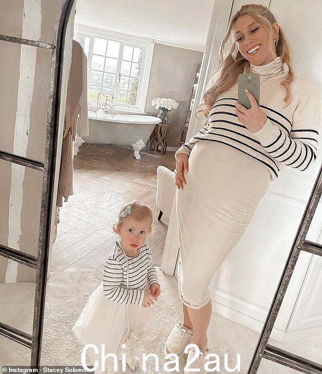 Matchy matchy:33 岁的 Stacey Solomon 在与女儿 Rosie 搭配服装时,在 Instagram 上的一系列可爱照片中展示了她不断增长的隆起