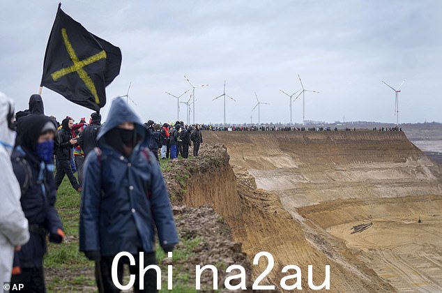 抗议者站在露天矿的边缘,往下看几十米远的褐煤开采地