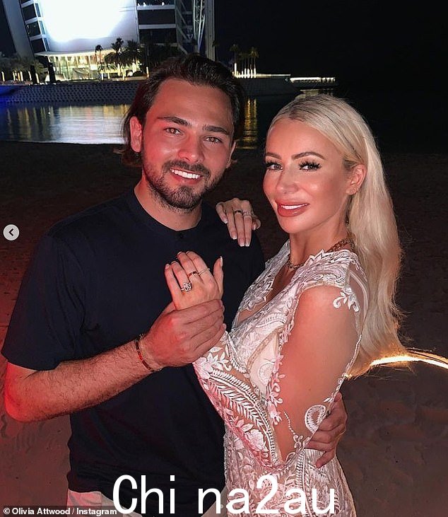 恭喜:Olivia 于 2019 年 10 月宣布与布拉德利订婚,在这位足球运动员求婚后,她在迪拜的海滩上分享了这对情侣的甜蜜照片