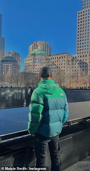 Reflective:他穿着亮绿色和绿松石色的 North Face 夹克站在纽约归零地时也把目光从镜头上移开