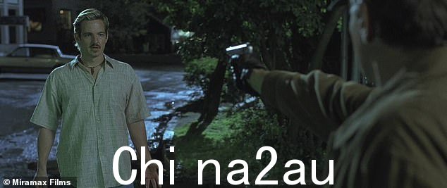 这都是你认识的人!托德最终编写了剧本,获得了版权,并由汤姆的堂兄威廉·马波瑟(左)担任演员,并在圣丹斯电影节上推出了他 2001 年的独立剧情片《卧室里》。 100%