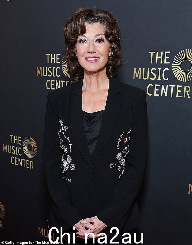 现在感觉‘棒极了’:62 岁的艾米·格兰特 (Amy Grant) 透露,她丈夫文斯·吉尔 (Vince Gill) 的支持对她去年可怕的自行车事故后的康复很重要