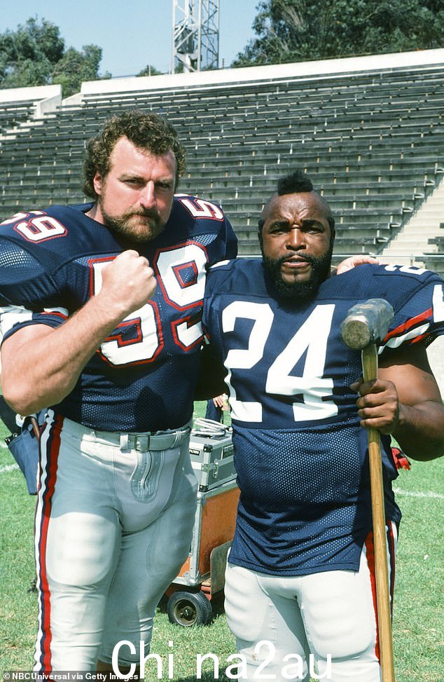 John Matuszak 穿着美式橄榄球制服,T 先生是 A 队的学士。 Baracus