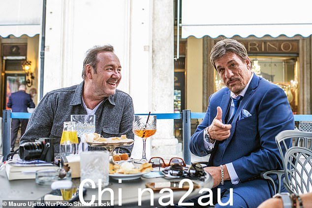 凯文·史派西(左)和罗伯特·戴维(右)于 2021 年 6 月在意大利都灵市中心的一家咖啡馆里拍摄了《画神的人》