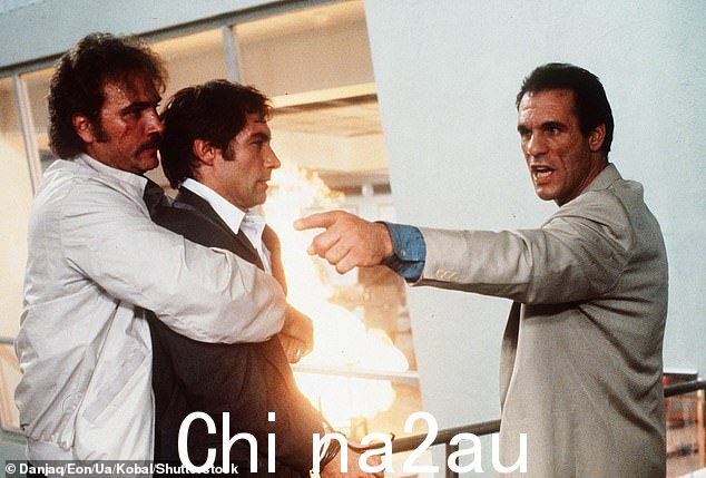 罗伯特·戴维饰演毒枭弗朗茨·桑chez(右)在 1989 年的邦德电影《杀人执照》中,由蒂莫西·道尔顿饰演 007(中)
