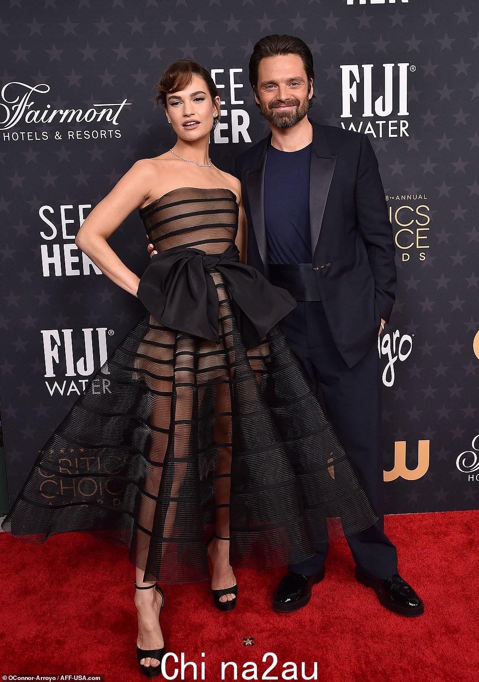 Co-stars:在活动的红地毯上摆出一连串的姿势,Pam & Tommy 的联合主演塞巴斯蒂安斯坦与她一起合影留念