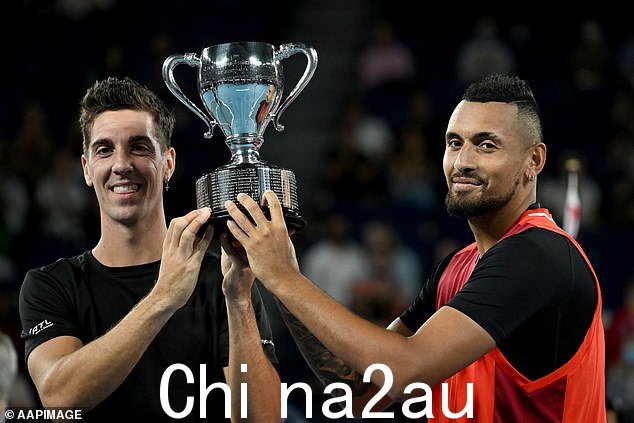 Kokkinakis 和 Kyrgios 在澳网男子双打决赛中击败澳大利亚同胞 Matthew Ebden 和 Max Purcell 后高举奖杯