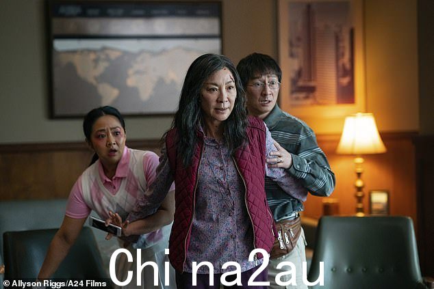 争取金牌:杨紫琼执导的荒诞喜剧片《一切都在同一时间》获得了最多的提名,共获得 14 项提名