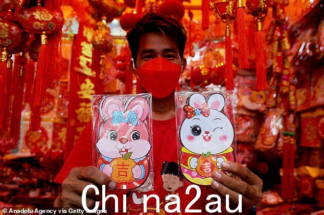 照片中一名男子手持 R 年2023 年 1 月 10 日在印度尼西亚雅加达的一家商店里的兔子贴纸