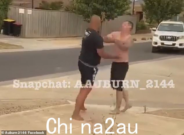 经过更多的交谈之后,他们在迎面而来的车辆前打了起来,最后趴在人行道上