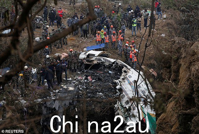 当地居民 Bishnu Tiwari 赶往 Seti 河附近的坠机现场帮助搜寻尸体,他说救援工作因浓烟和熊熊大火而受阻