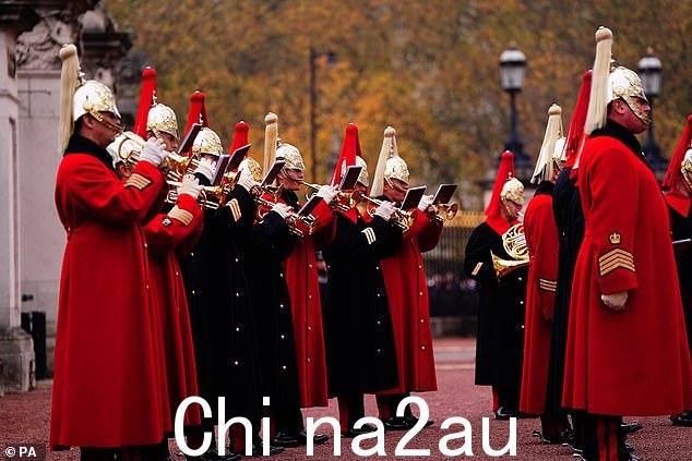 纽约时报现在说伦敦是一个“热闹的城市,为加冕礼做好准备”,并用一张家庭骑兵乐队的照片来说明这一点,此前曾暗示英国无可救药地陷入了帝国怀旧的泥潭