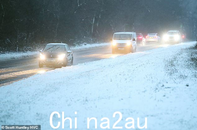 通勤者在白雪皑皑中上班周一早上萨里的田野