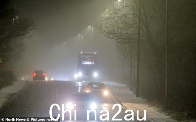 星期一早上在达勒姆的结冰道路上有雾蒙蒙的降雪