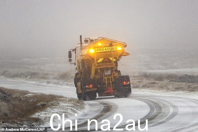 一颗砂砾周一,他在北约克郡 Hutton Le Hole 村外积雪覆盖的道路上工作
