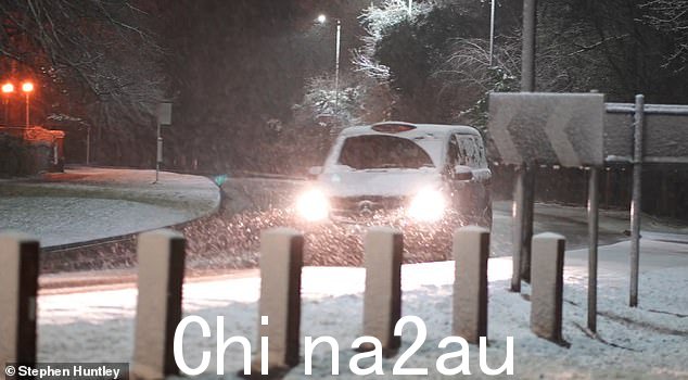 出租车司机穿过英格兰东南部肯特郡下雪,周一早上