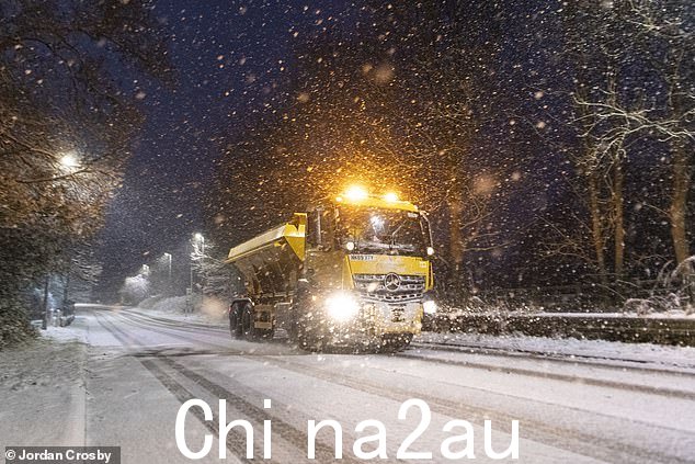 诺森伯兰科布里奇镇的通勤者今天早上面临着大雪,因为人们努力与大雪抗争