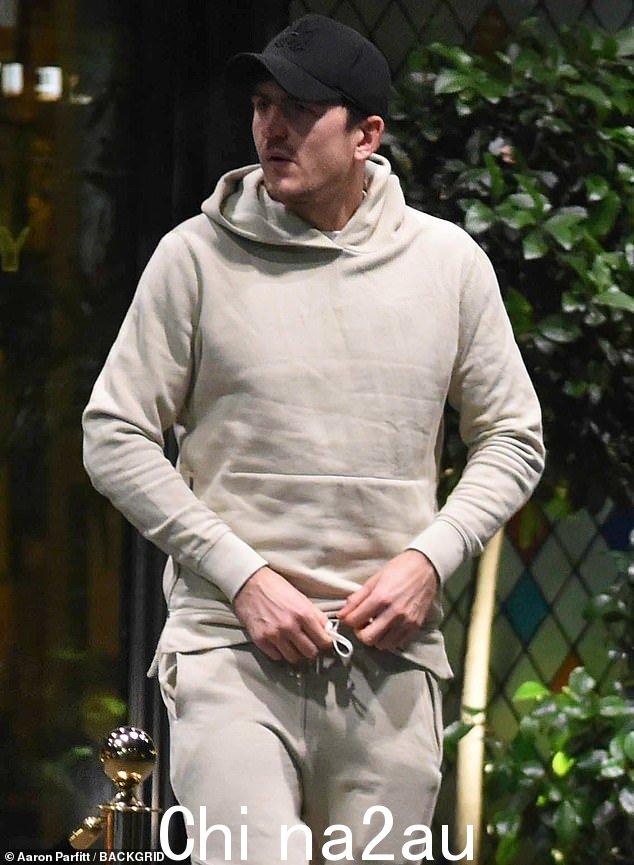 Chilled:Harry 也穿着米色相配的运动服和黑色棒球帽