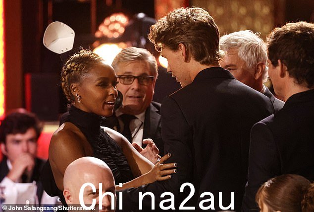 满脸笑容:Janelle Monae 在与 Austin Butler 聊天时微笑