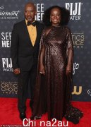 2023 年评论家选择奖：维奥拉·戴维斯 (Viola Davis) 身着华伦天奴 (Valentino) 闪亮连衣裙，散发优雅气质