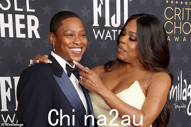 纳什在洛杉矶豪华秀入场时抚摸贝茨的下巴