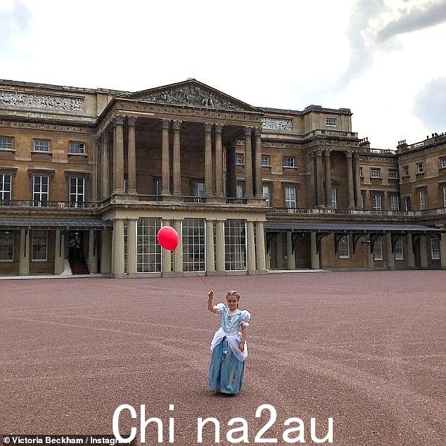 Palace:据报道,2017 年 7 月,维多利亚在白金汉宫公开分享女儿哈珀的照片后,与斯特拉及其家人发生冲突