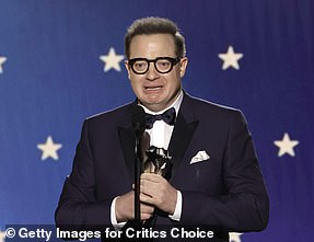 他的时刻:Brendan Fraser 在凭借《鲸鱼》获得最佳男演员奖时抽泣