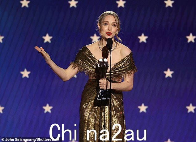 当晚的第一场胜利:这位容光焕发的女演员走上舞台,获得评论家选择奖的限定剧或电视电影最佳女主角