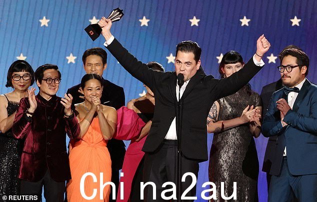 '真的,这个奖项是献给我父亲的,他是一位早早进入坟墓的台湾移民':制片人 Jonathan Wang 将胜利献给亚裔美国移民父母 - 包括他已故的父亲——他牺牲了一切来给孩子们更好的生活