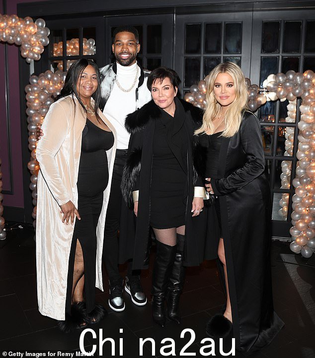 上周,Khloe 和 Kris 去加拿大参加 Last Days Pentecostal Ministries 的 Tristan Thompson 的母亲 Andrea 的葬礼