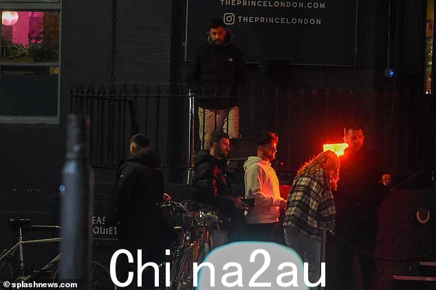 社交媒体:据《太阳报》报道,哈姆扎直到上周才一直关注乔瓦尼。 MailOnline 已联系他们的代表征求意见