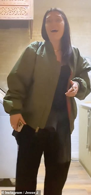 哇!她和她的朋友们重逢时看起来很震惊