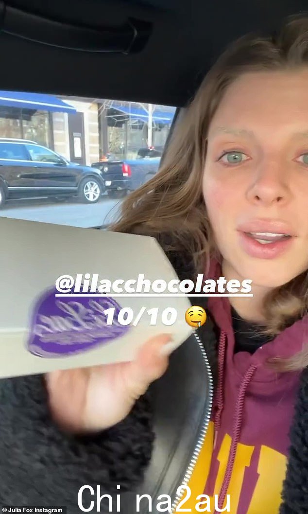 分享她的一天:在 Instagram 故事中,她仍然留着漂白的金色眉毛,她坐在车里向她的 140 万粉丝讲述了她星期一的故事