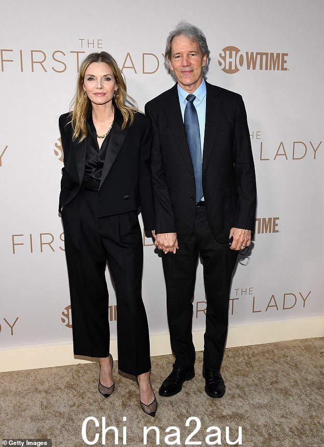 表示支持:Pfeiffer 的丈夫 David E. Kelley,66 岁,她于 1993 年结婚,在去年 4 月星光熠熠的 Showtime 系列首映式上来支持她