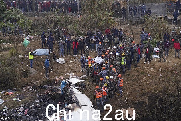 Yeti Airlines ATR 72 在周日早上接近中部城市博卡拉时坠入陡峭的峡谷,粉碎成碎片并起火,这是尼泊尔自 1992 年以来最严重的航空灾难图为:救援人员搜索残骸