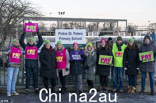 东洛锡安马瑟尔堡 Pinkie St Peters 小学外纠察线上的老师
