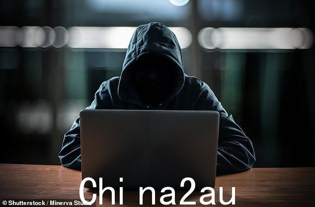一位网络安全专家揭示了手机摄像头或网络摄像头被黑的三个警告标志,其中包括摄像头上的指示灯闪烁、电池耗尽速度比平时快或坏人与您联系