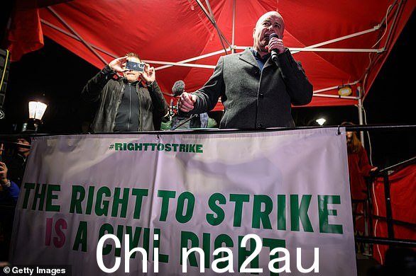 RMT 秘书长米克林奇今晚在抗议政府罢工法案时发表讲话