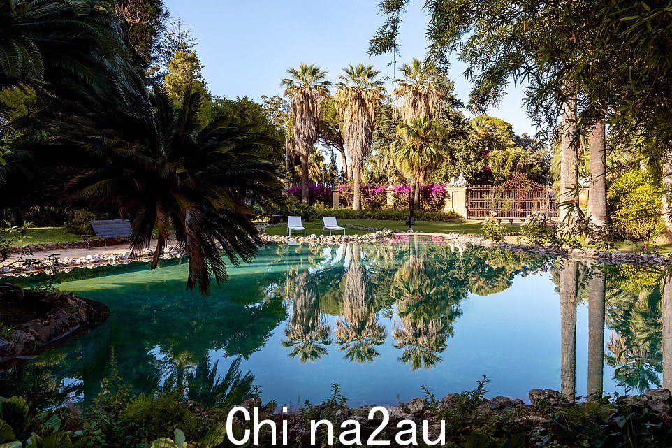 空间:别墅拥有一个双楼梯,引导客人到主楼层,可以欣赏到周围意大利乡村的壮丽景色