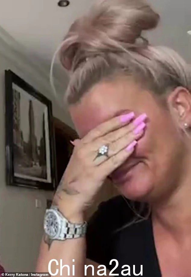 哦,亲爱的:悲痛欲绝的 Kerry Katona 承认,在她的腹部和眼睑提升手术在最后一刻被取消后,她“哭得眼睛都睁不开了”