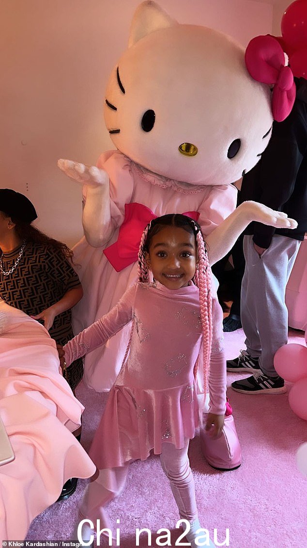 Hello Kitty!派对上有一个 Hello Kitty 吉祥物用于芝加哥的主题生日派对