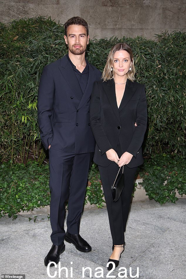 看起来不错:Theo James 在周一与妻子 Ruth Kearney 一起参加 Giorgio Armani 2023/2024 秋冬米兰男装时装秀时展现了时尚的身材
