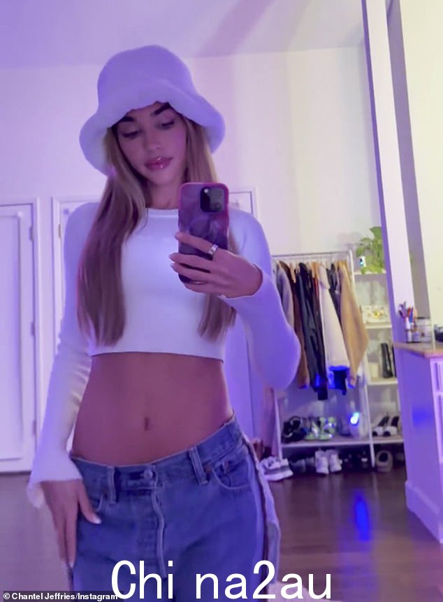 Mirror, mirror: DJ Chantel Jeffries 周日晚上在她洛杉矶的家中用镜子自拍炫耀她紧绷的肚子