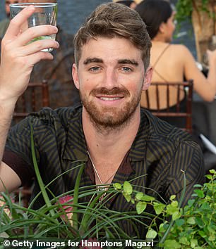 那个家伙?周一,据称 30 岁的 Wizards Of Waverly Place 女演员与 33 岁的 The Chainsmokers 明星 Andrew 'Drew' Taggart