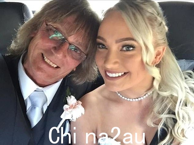 Dayna Isaac 在 2017 年的婚礼当天被她的父亲 Garry English(合照)走过红毯
