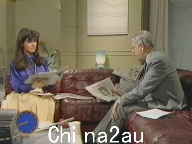 演示者在 1980 年代 BBC 早餐会上的原始红色沙发上讨论论文