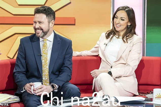 主持人 Jon Kay 和 Sally Nugent 在红色沙发上作为 BBC 早餐庆祝其 40 周年特别节目和嘉宾