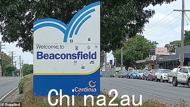 仇恨贴纸被贴在 Beaconsfield 的标志上,当时极右翼组织的成员在 Elwood 的海滩上向希特勒致敬